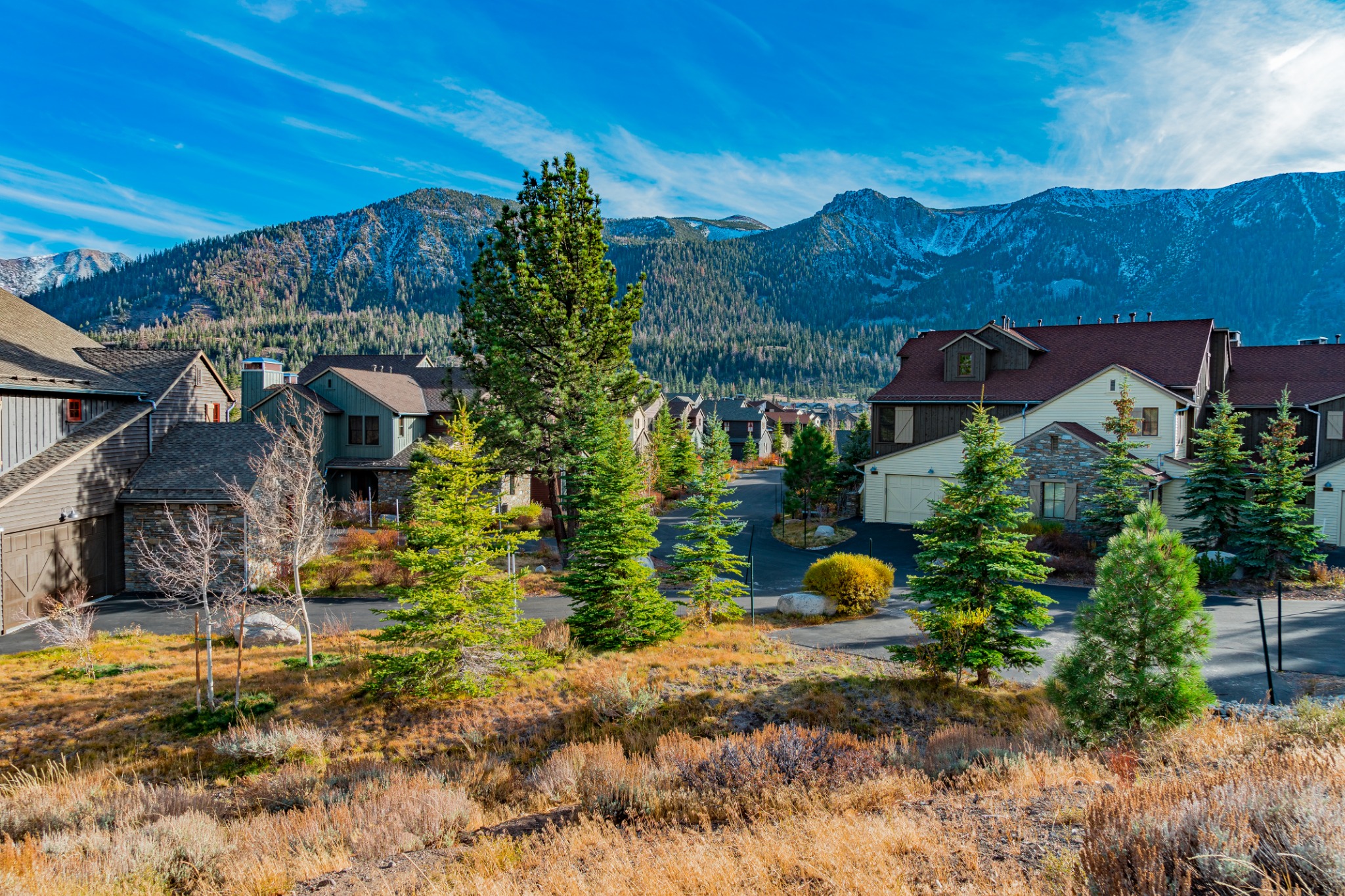 Woonwijk in Mammoth Lakes met bergen California
