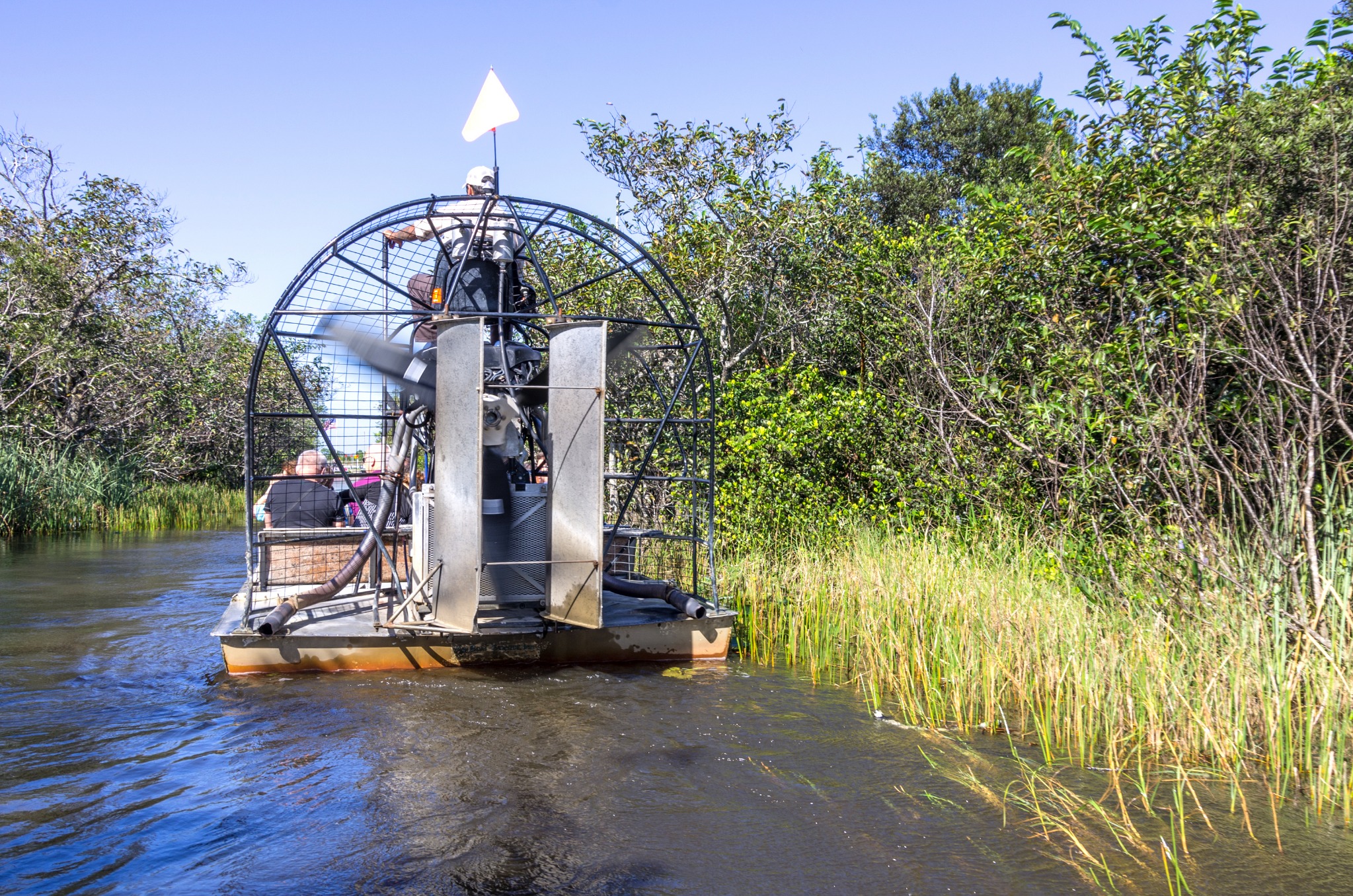 Luchtboot tussen riet in Everglades National Park, Florida