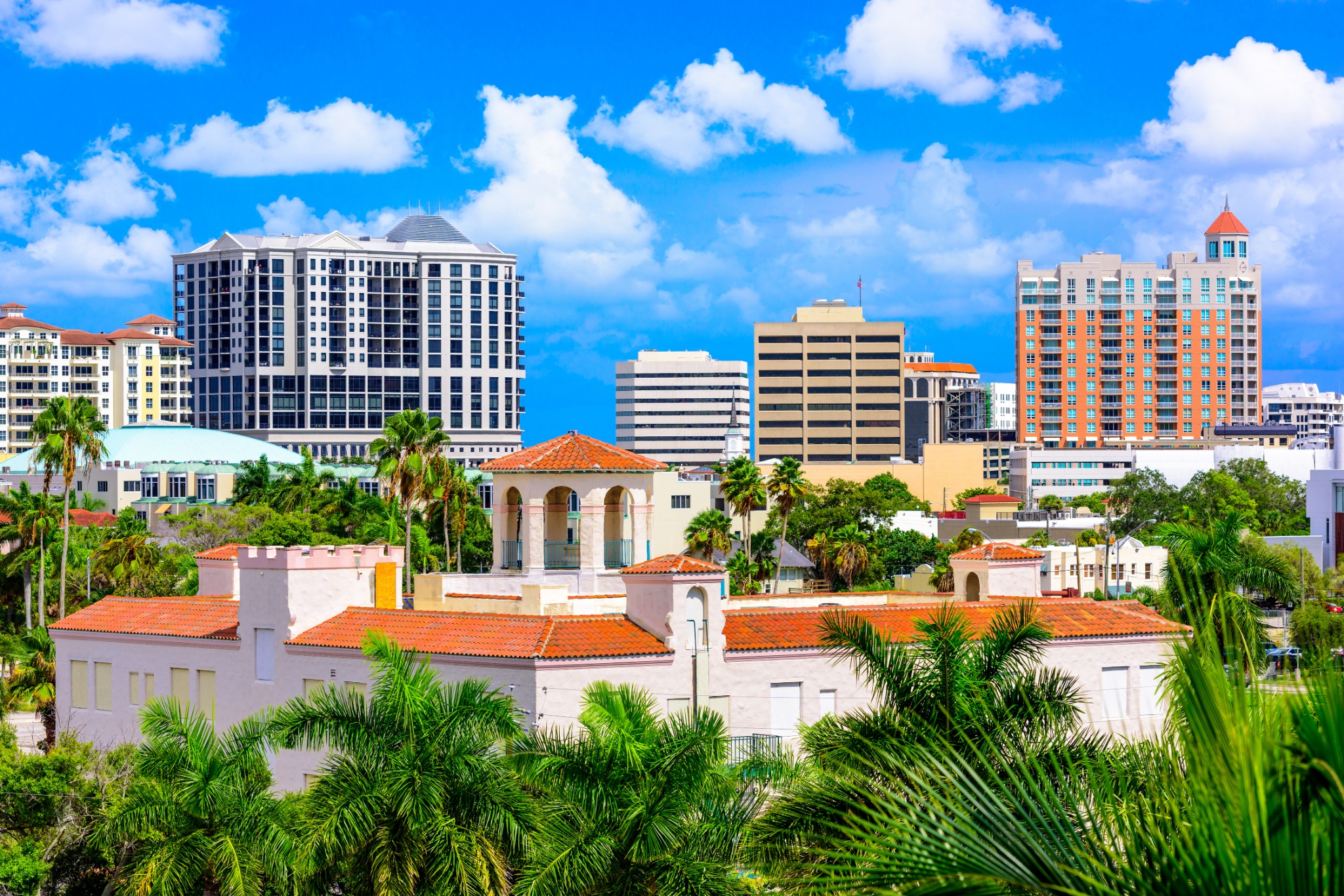 Skyline van Sarasota, Florida met palmbomen