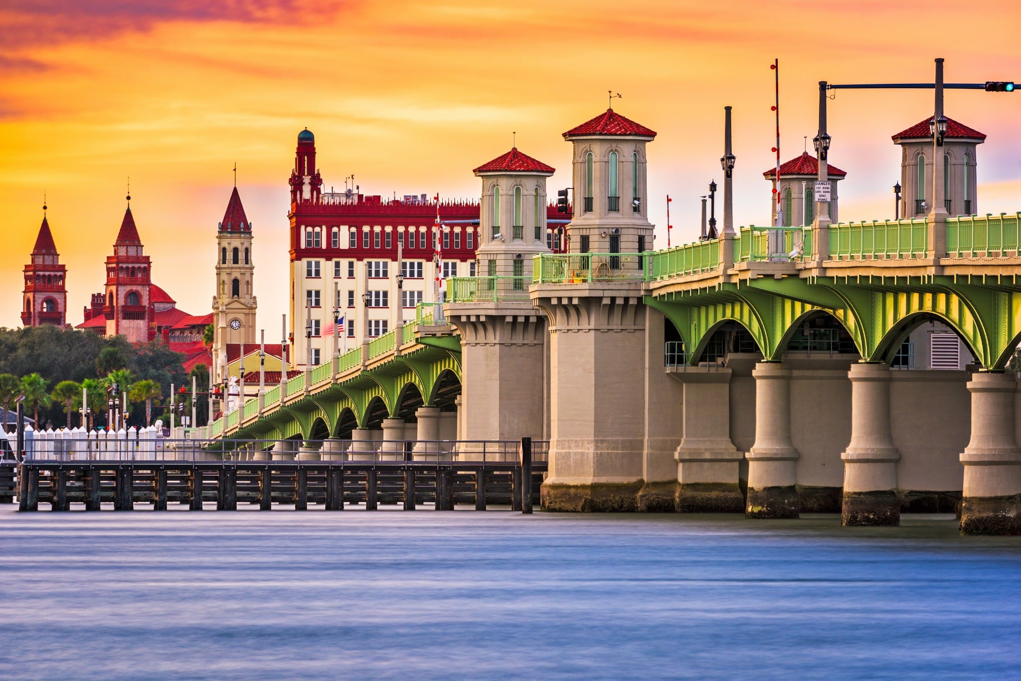 Bridge of Lions bij zonsondergang in St. Augustine, Florida