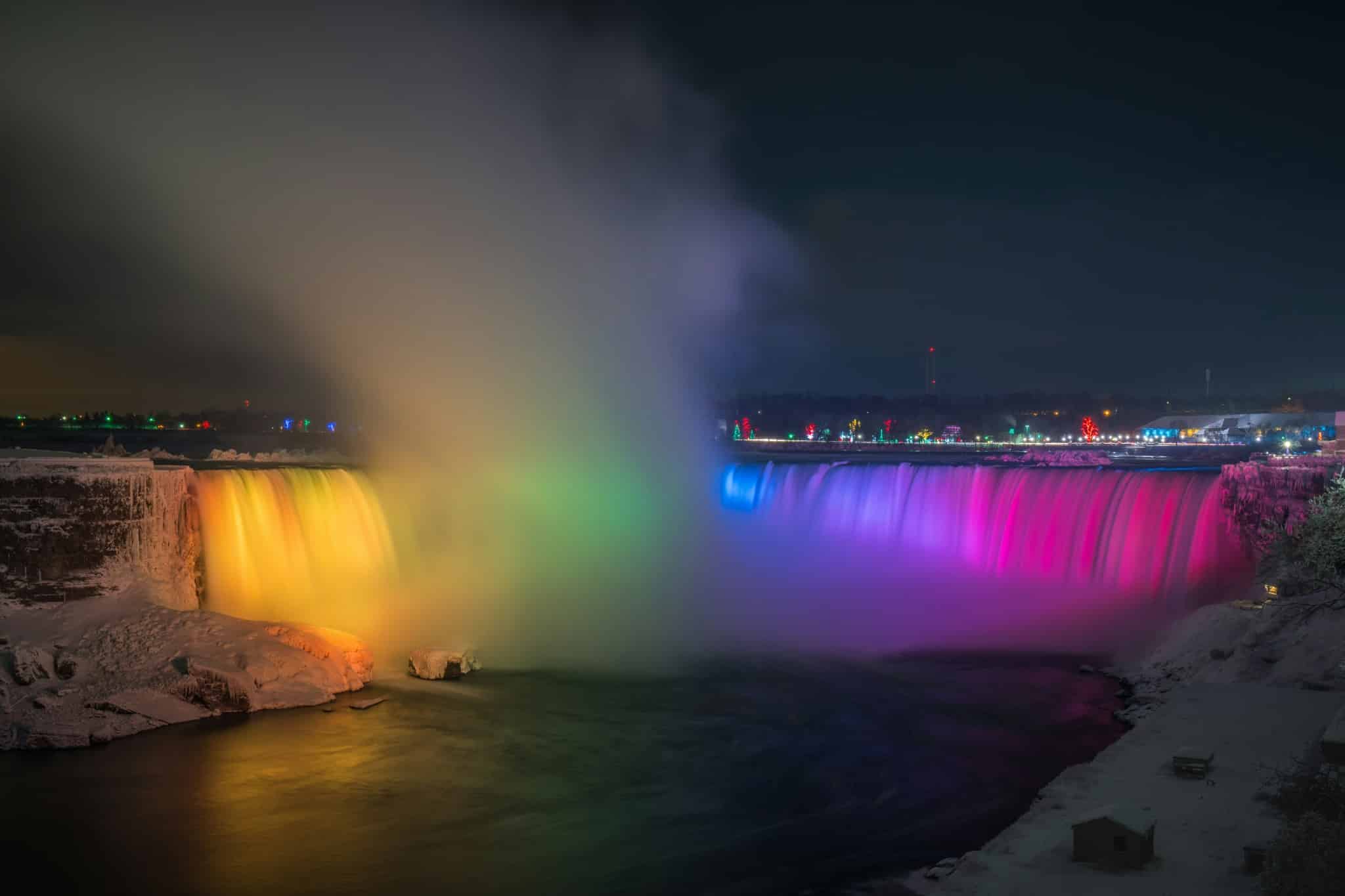 Horseshoe Falls verlicht bij Niagara Falls