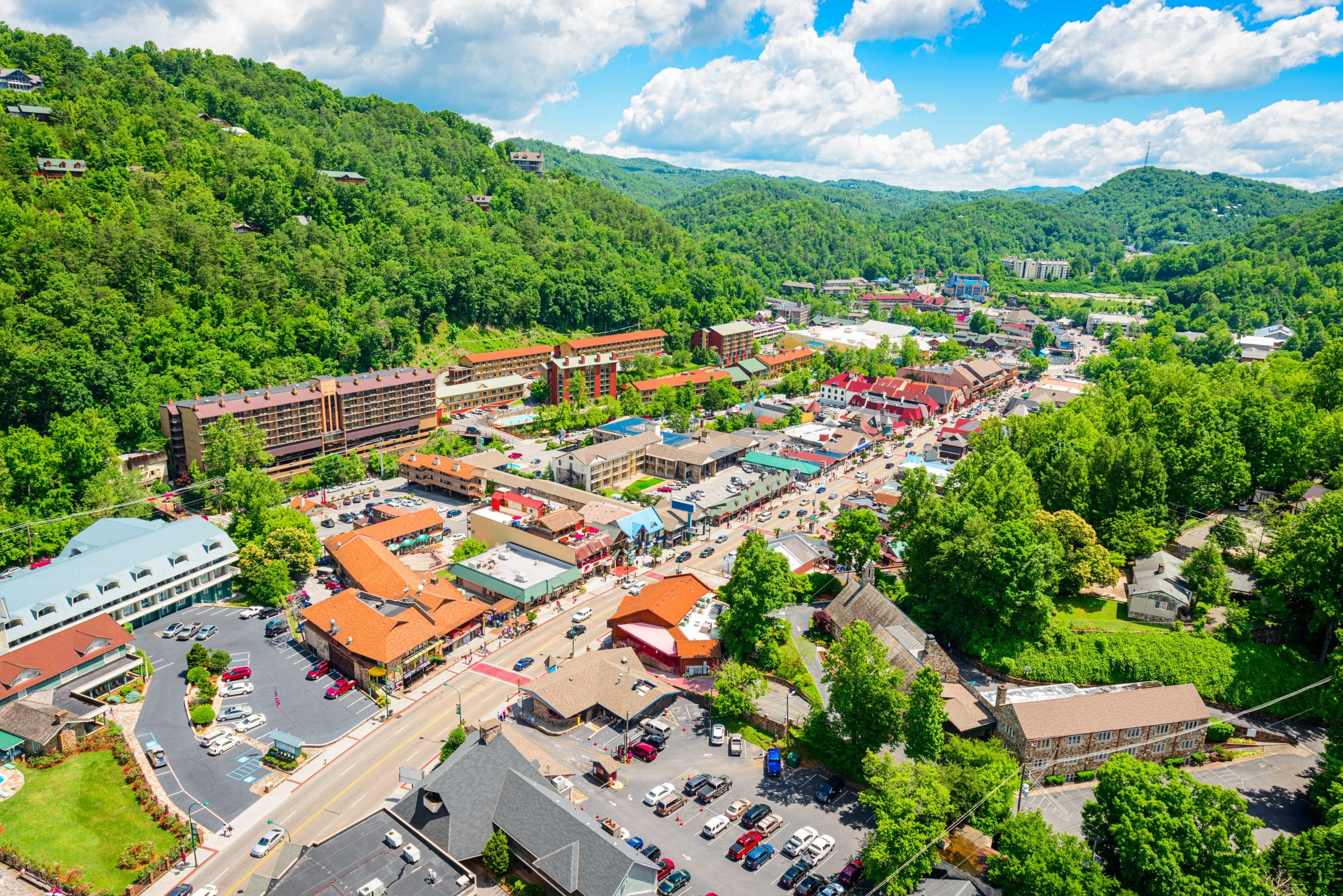 Gatlinburg, Tennessee met omliggende herfstlandschap