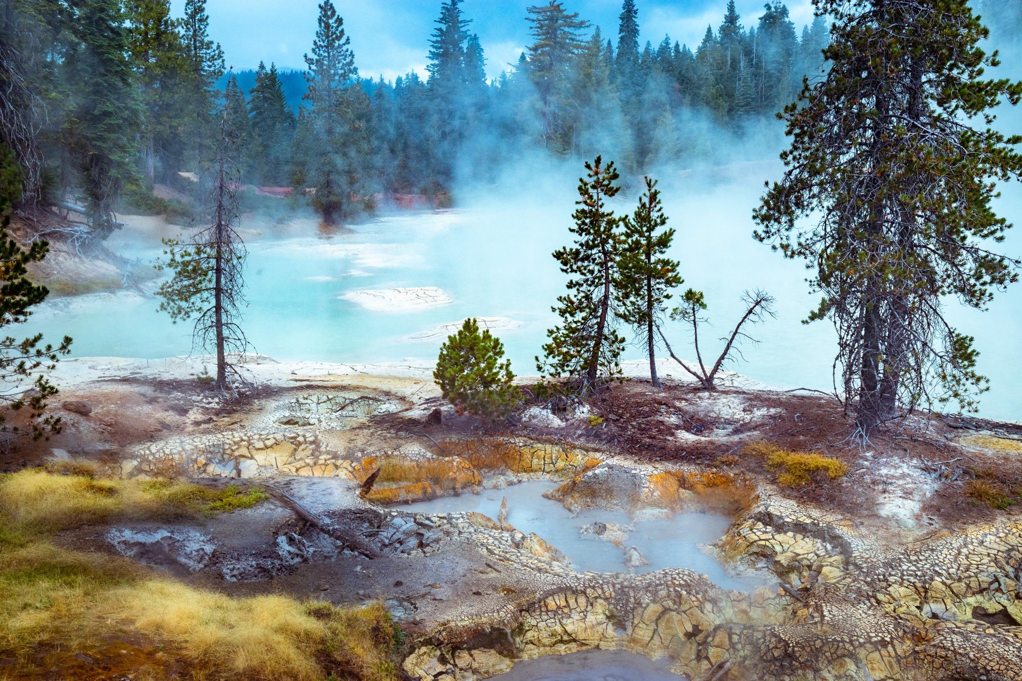 Warmwaterbron met stoom in Lassen Volcanic National Park, California