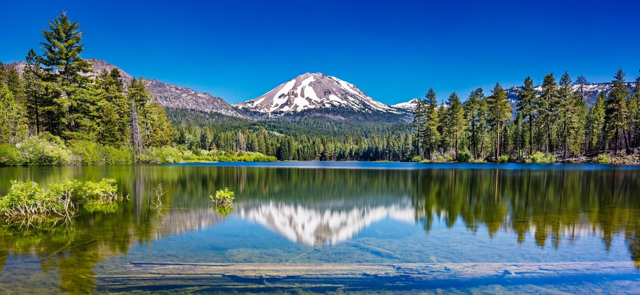 Helder meer met berg in Lassen Volcanic National Park, California