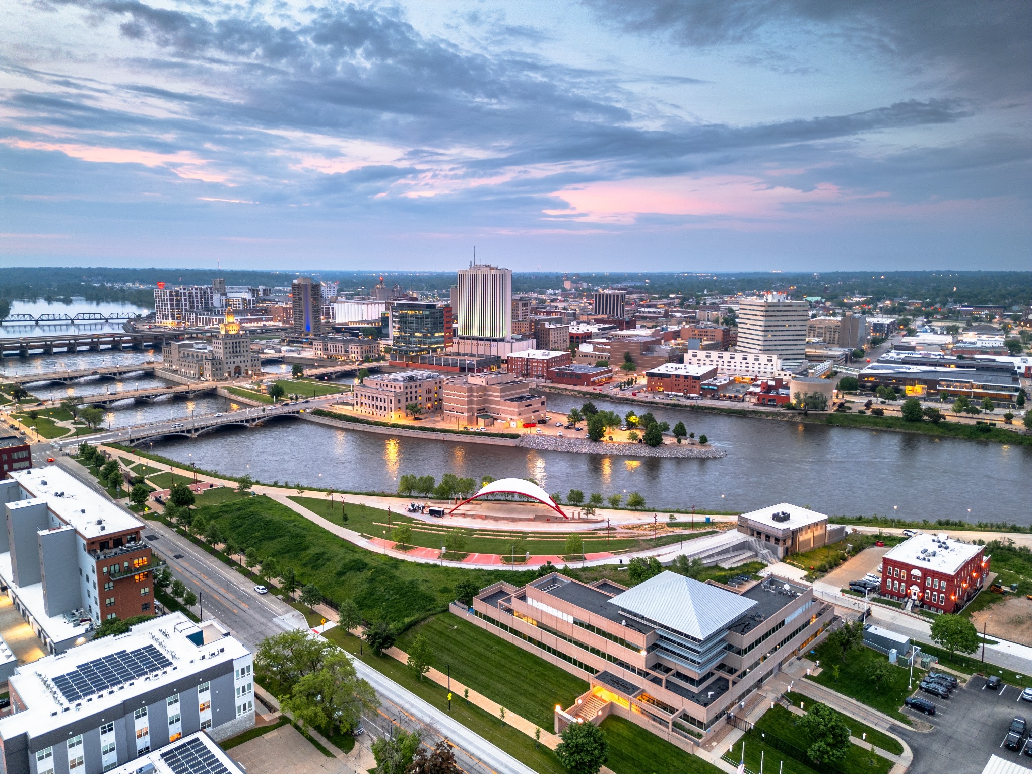 Skyline van Cedar Rapids, Iowa met rivier en bruggen
