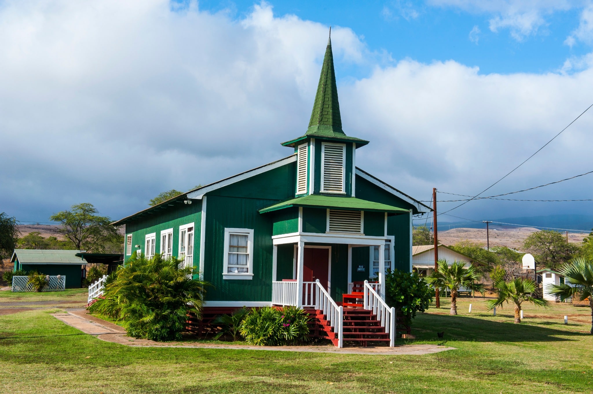 Groene dorpskapel op Molokai, Hawaii