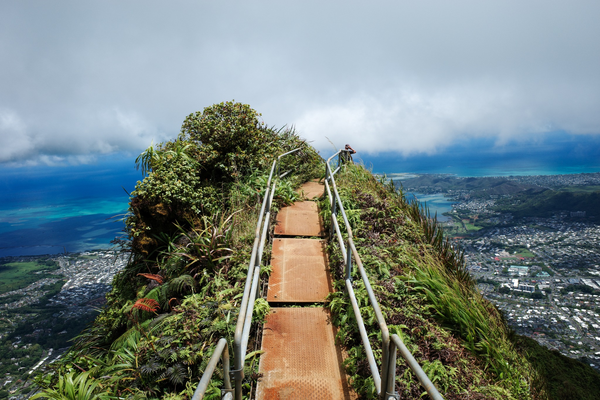 Hikingpad op bergkam op Oahu Hawaii