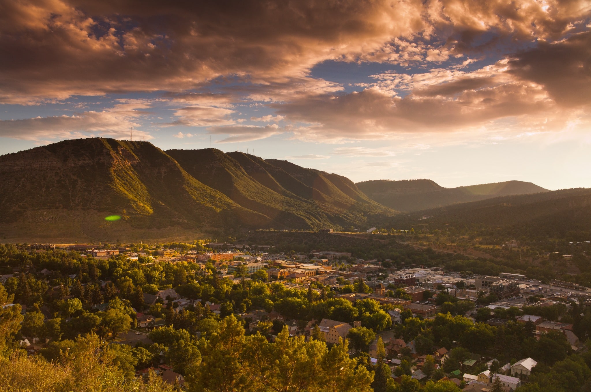 Zicht op Durango Colorado met omliggende groene bergen