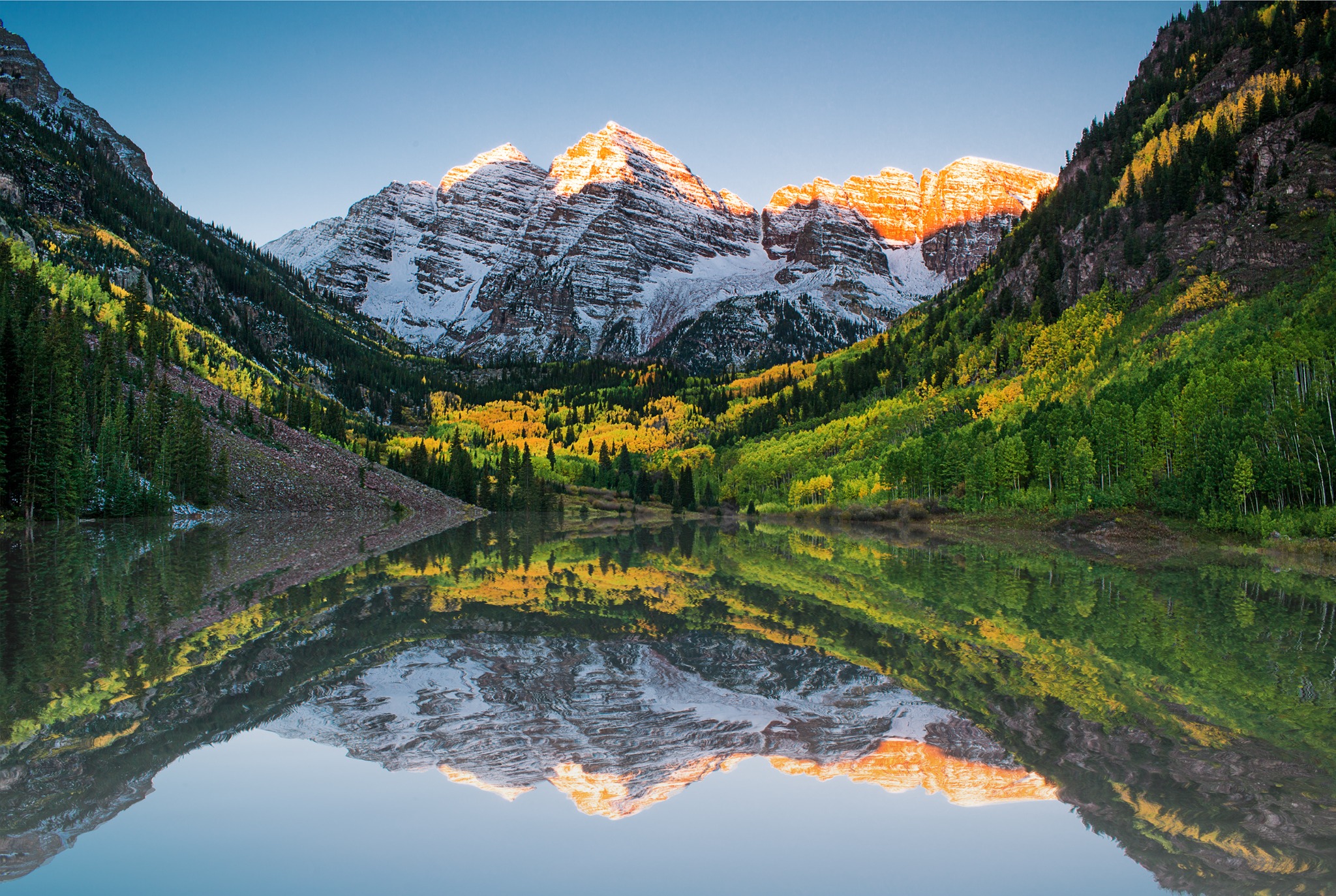 Reflectie van Maroon Bells in het water in Colorado