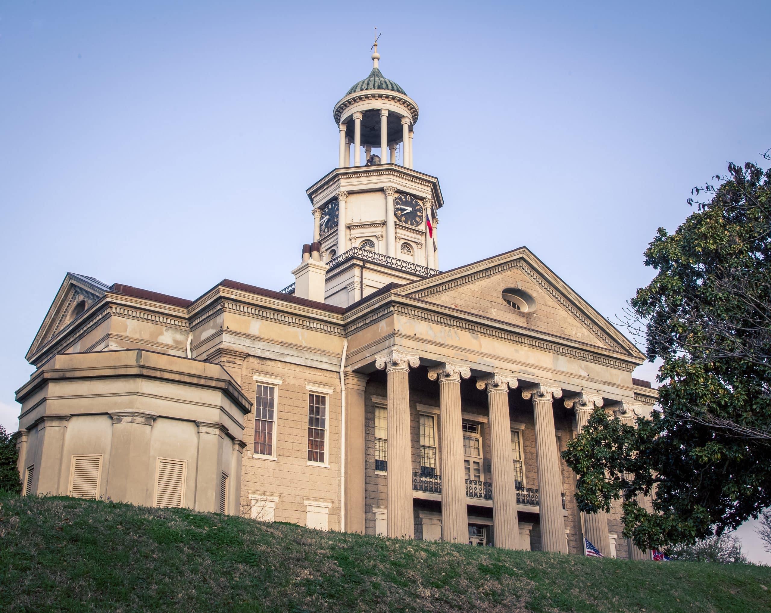 Gerechtsgebouw op heuvel in Vicksburg, Mississippi