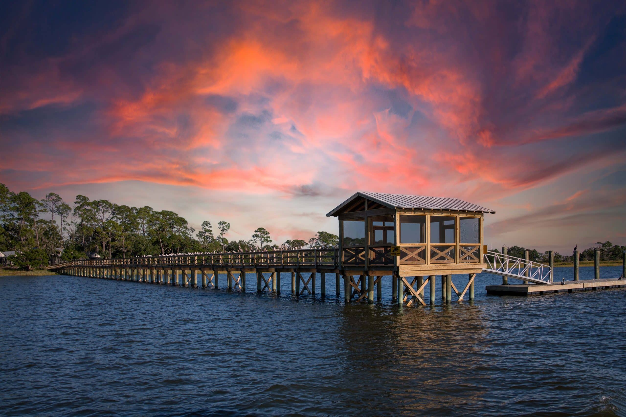 Houten pier op St. Simon Island Georgia bij zonsondergang
