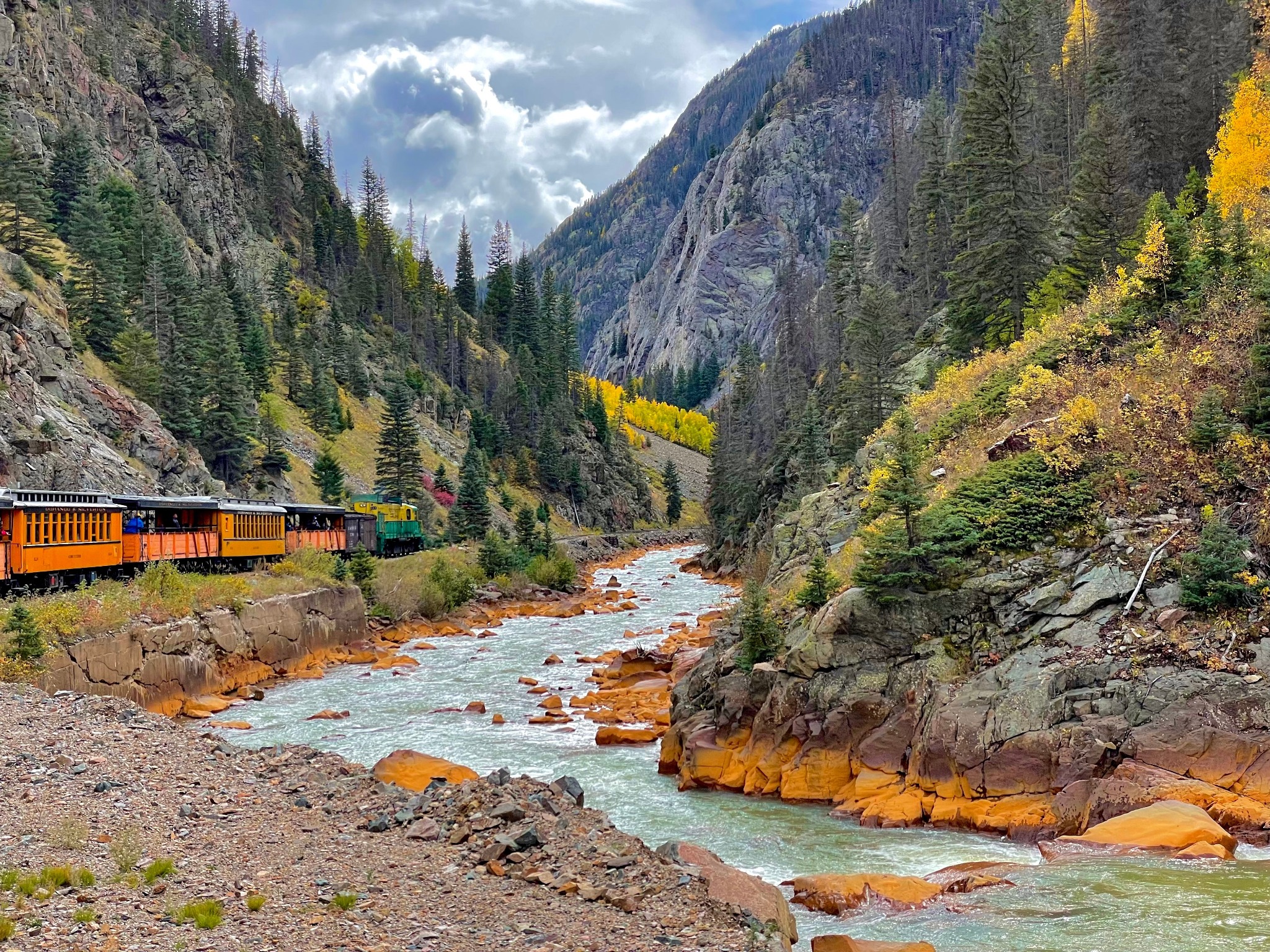 Historische trein langs rivier in Silverton Colorado