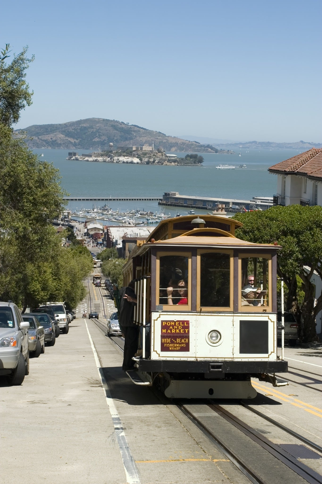 Cable car met uitzicht op Alcatraz Island in San Francisco, California