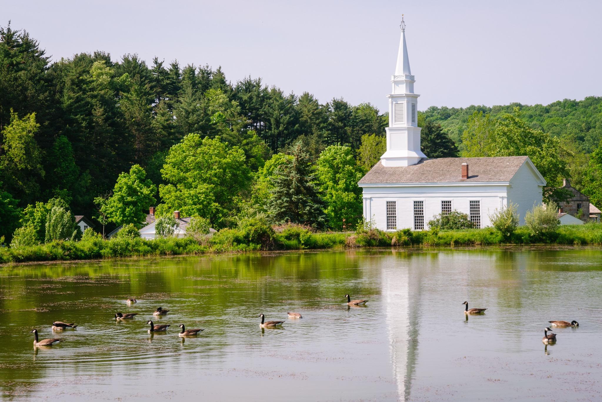 Kerk aan meer met ganzen in Cuyahoga Valley Ohio