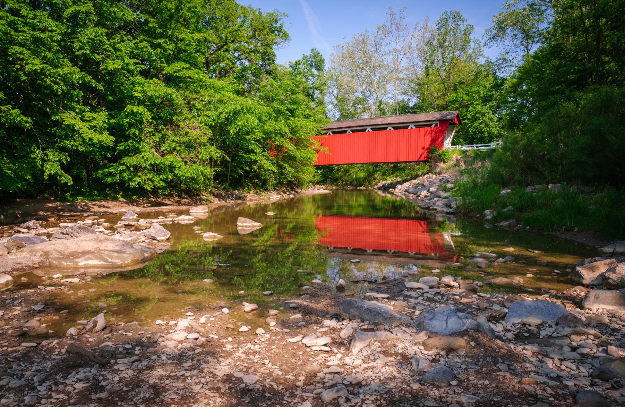Rode houten brug over beek in Cuyahoga Valley Ohio