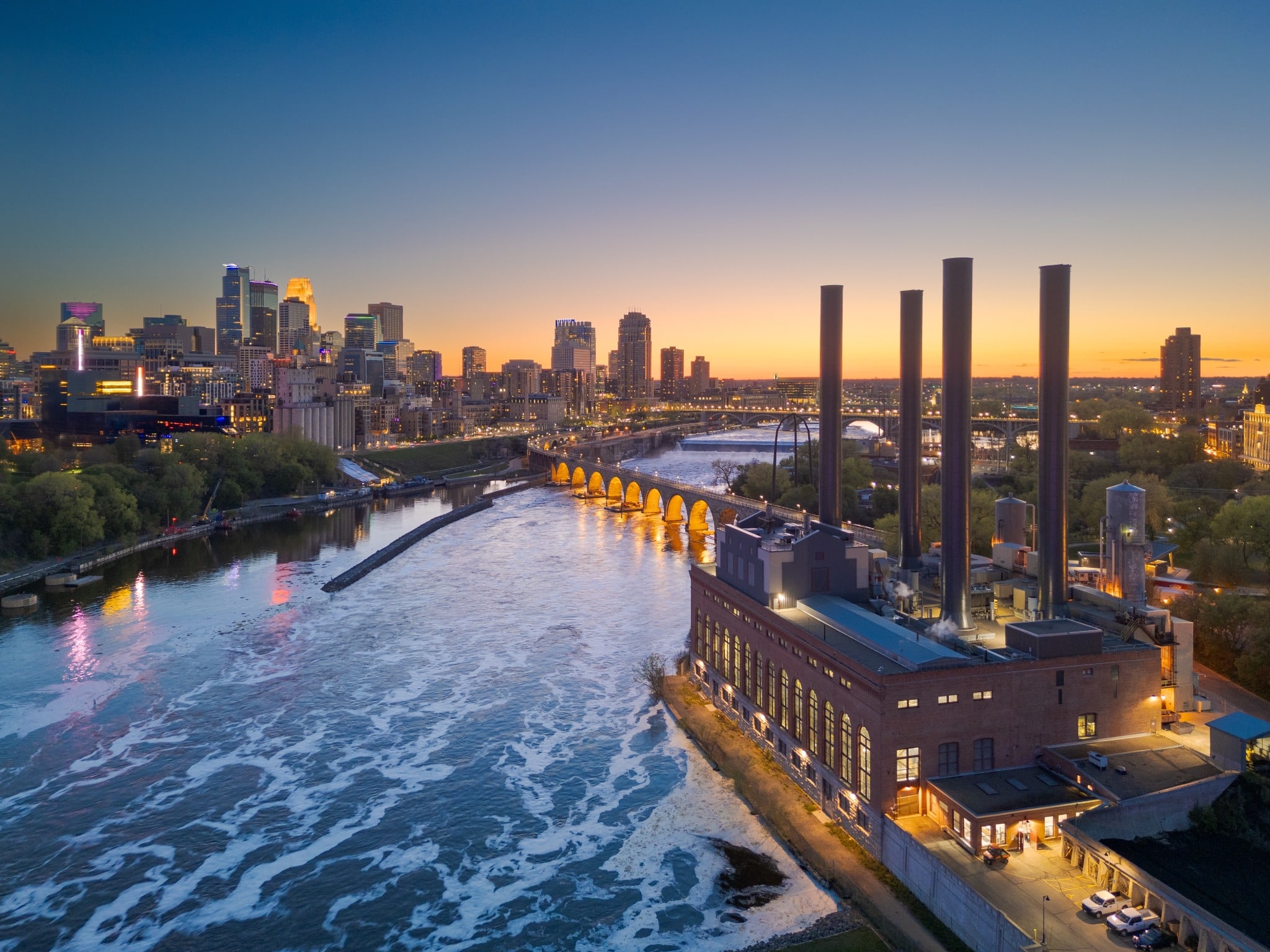 Stone Arch Bridge en skyline van Minneapolis, Minnesota
