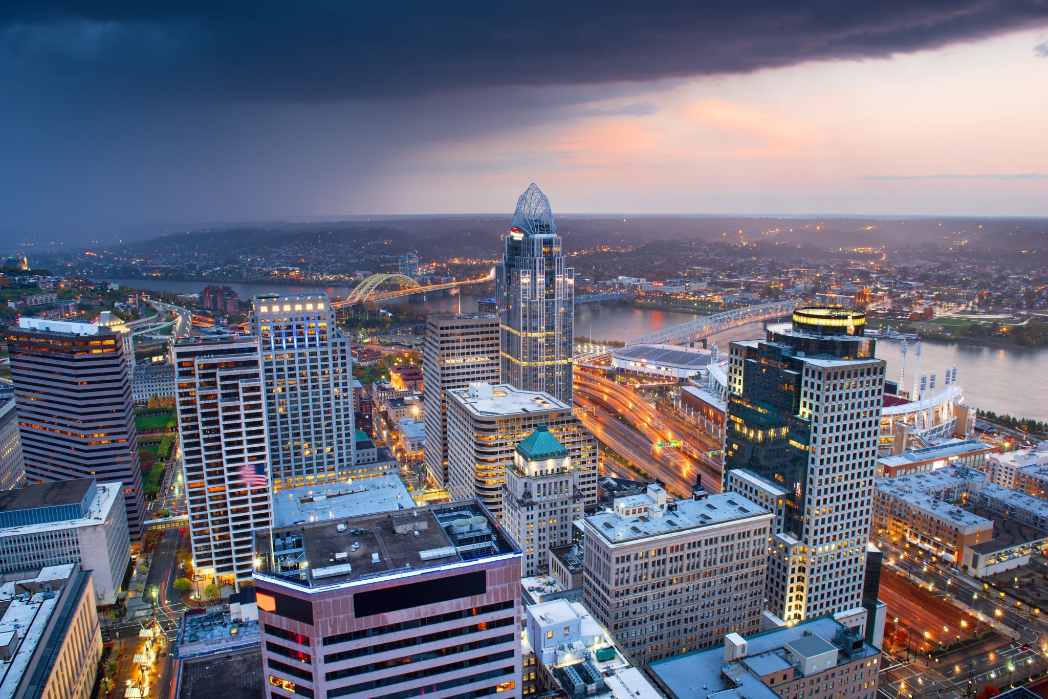 Avondzicht op skyline en bruggen in Cincinnati, Ohio