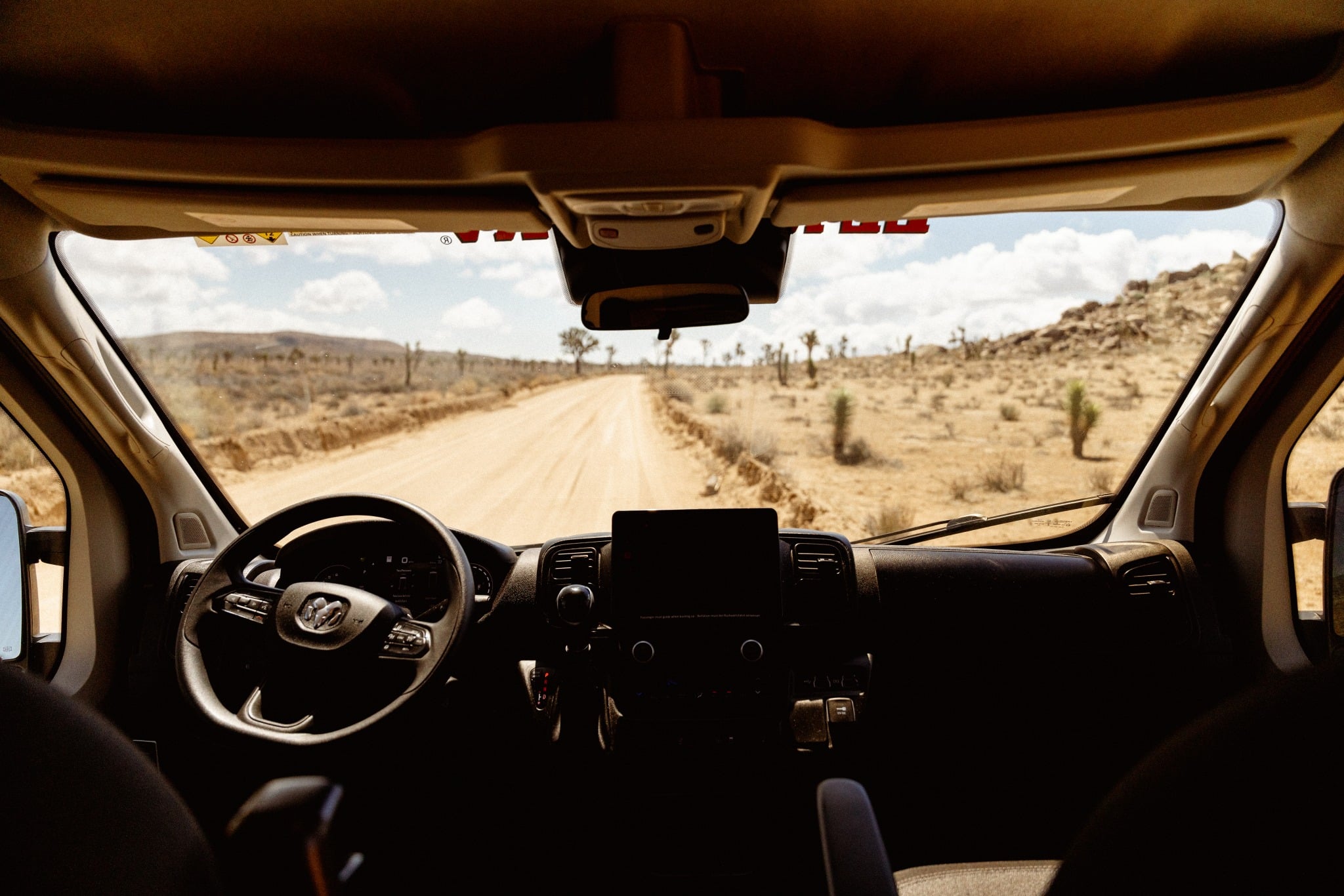 Uitzicht vanuit de cockpit van de Mighty Class B op een zandweg