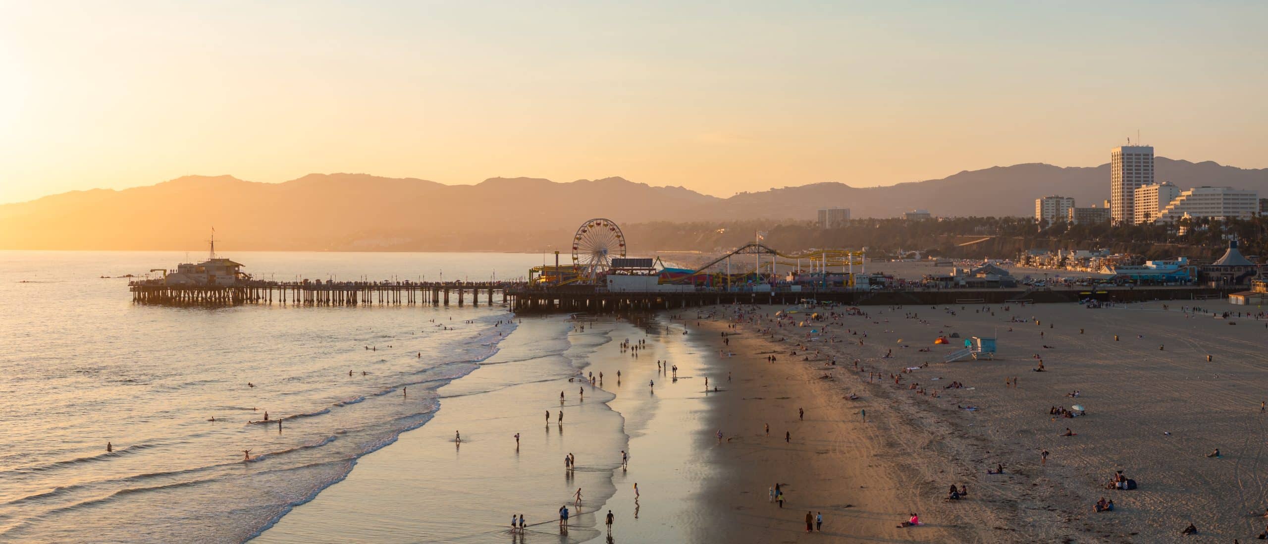 Strand en pier bij Santa Monica in Californië