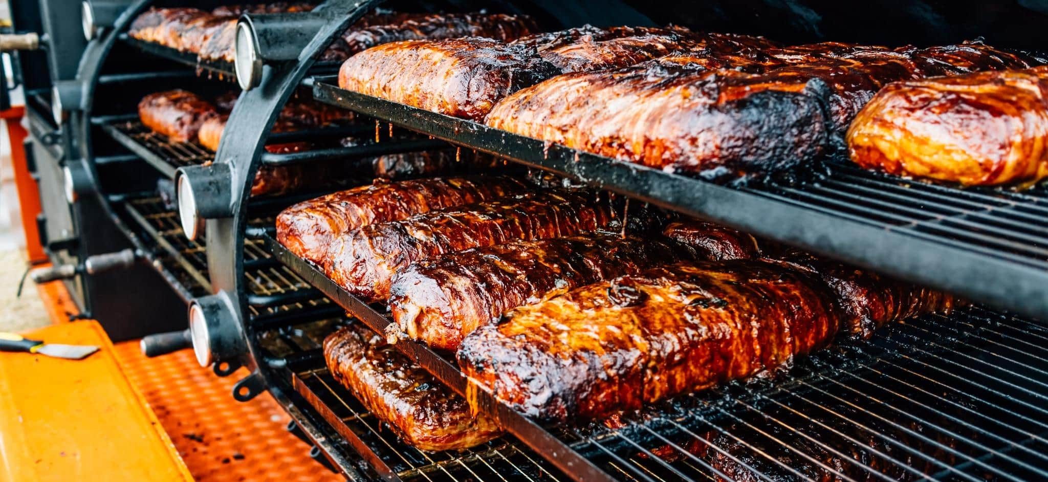 Barbecue ribs op smoker in Birmingham Alabama barbecue stijl