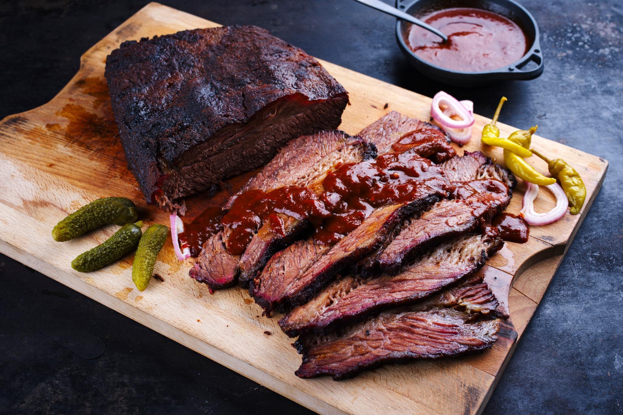 Gesneden brisket met barbecuesaus Birmingham Alabama stijl