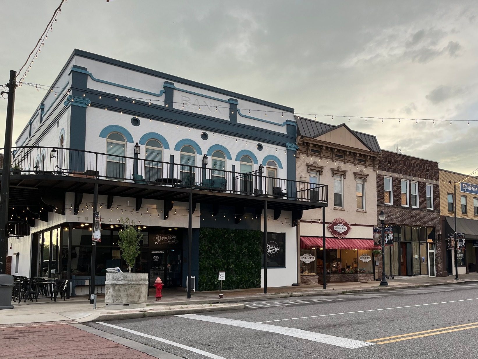 Straat met winkels en gevels in Florence Alabama