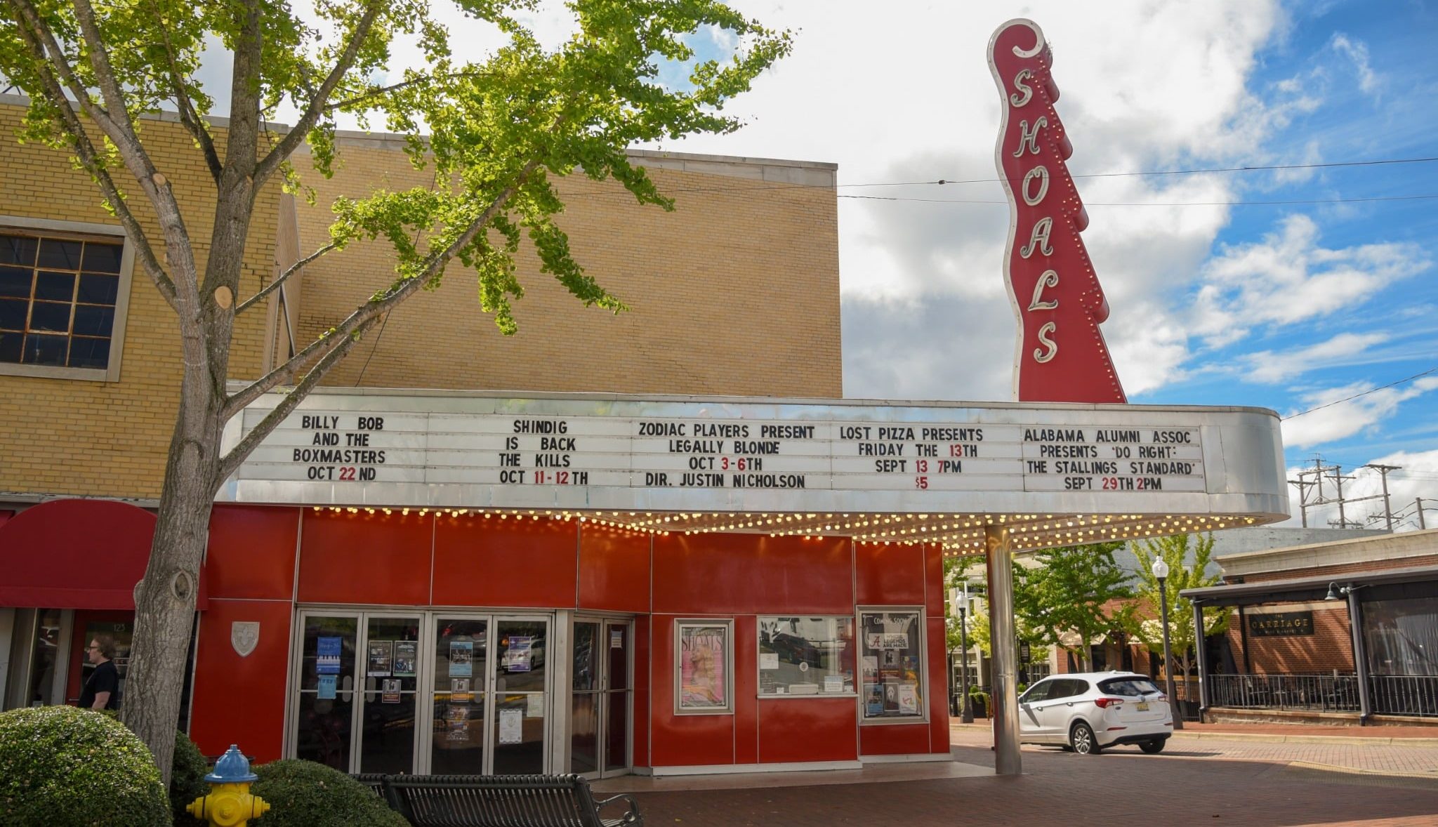 Gevel van Shoals Theater in Muscle Shoals met rode entree
