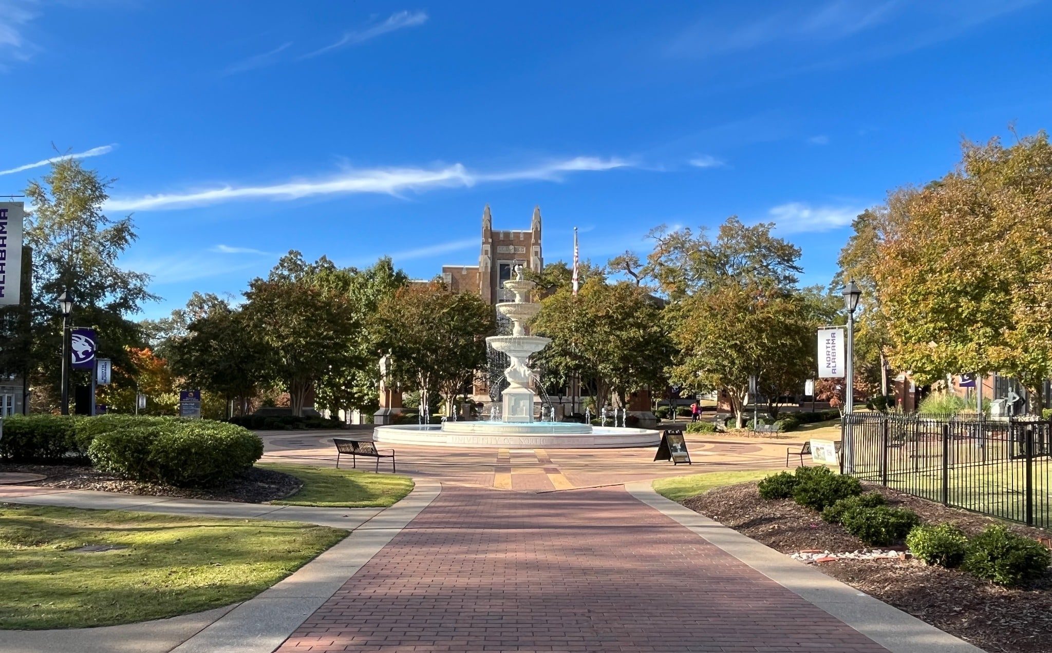 Plein met fontein in Muscle Shoals met bakstenen pad en gebouw